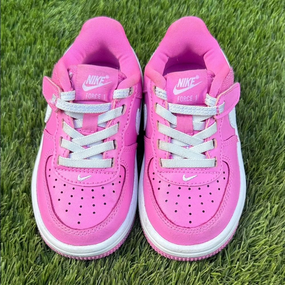 Nike Kids Sneakers in Vibrant Pink and White Size US 8C